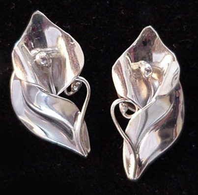 Lily attached Leaf Earring