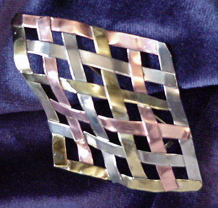 Triple tone net Pin