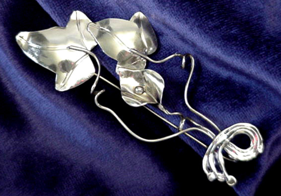 Double Ivy Lily Pin