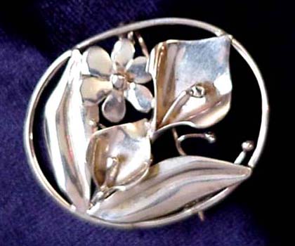 Oval Lily Daisy Pin