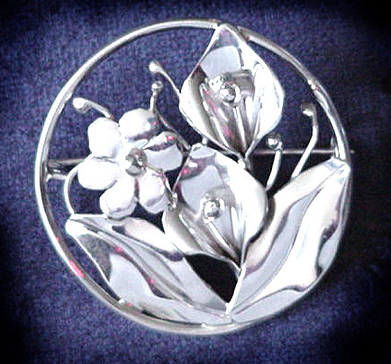 Round Lily daisy Pin