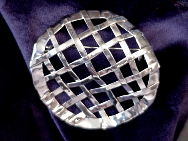 Round woven Pin