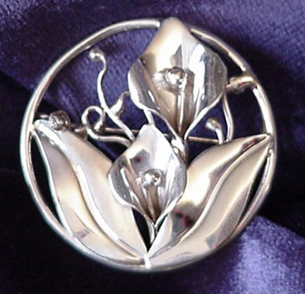 Round Lily Pin